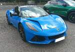 Lotus Emira First Edition im Farbton seneca blue.
