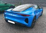 Heckansicht eines Lotus Emira First Edition im Farbton seneca blue.