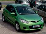 Hier ist ein f�nft�rer Mazda 2 (zweite Generation in der Farbe  Sprited Green ) zu sehen.