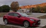 Mazda 3 Mk3 in der Farbe Soul Red.