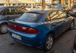 Rückansicht: blauer Mazda 323F.