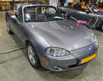 Mazda MX-5 NB-FL, Sondermodell „Phoenix“ in Titansilber, BJ 2002, 1598 ccm, 110 PS, aufgenommen beim Autojumble in Luxemburg. 03.2026