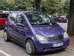 Hier ist eine Mercedes-Benz A-Klasse (erste generation) in der Farbe Nova Violett zu sehen. Foto: 08.2025.