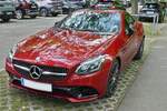 Mercedes Benz Cls?, stand auf einem Parkplatz.