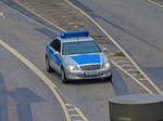 Gepanzertes Begleitschutzfahrzeug der Polizei Hamburg für die Eskortierung von Werttransporten der Bundesbank auf Mercedes Benz S-Klasse W221 auf Einsatzfahrt auf der Stadtautobahn B4 am 25.