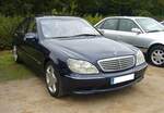 Mercedes Benz S600 L der Baureihe W220. Die Modellreihe W220 kam im Oktober 1998 auf den Markt. Der gezeigte S600 L stand ab Dezember 1999 in den Showrooms der Mercedes Benz Händler. Anfänglich verrichtete unter der Haube ein V12-Motor mit einem Hubraum von 5786 cm³ und einer Leistung von 367 PS seine Arbeit. Ab September 2002 wurde dieser Motor durch ein V12-Aggregat mit einem Hubraum von 5513 cm³ ersetzt. Durch eine Biturboaufladung stieg die Motorleistung nun auf 500 PS an. Youngtimertreffen des AMC Duisburg am 21.09.2025.