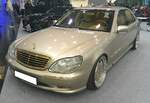 Mercedes Benz W220 S600 aus dem Jahr 2001. Die Baureihe W220 kam im Herbst 1998 auf den Markt und war die vierte Baureihe der sogenannten S-Klasse der Marke aus Untertürkheim. Das gezeigte Auto wurde 2001 erstmalig zugelassen. Motorisiert ist dieser W220 mit dem V12-Motor der ersten Generation mit einem Hubraum von 5786 cm³ und einer Leistung von 367 PS. Alle Chromelemente sind in Echtgold ausgeführt. Optisch besonders auffällig sind die in Wagenfarbe lackierten Felgen  Mextreme1 . Im Innenraum ist die AMG-VIP-Ausstattung in hellem Helios-Leder verbaut. Zusätzlich sind die Fenster im Heck mit Vorhängen versehen. Essen Motor Show am 28.11.2025.