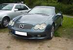 Mercedes Benz SL der Baureihe R230, wie er von Oktober 2001 bis November 2011 im Werk Bremen vom Band lief. Der gezeigte  SL  ist ein Modell der Modelljahre 2001 bis 2005. Das sportliche Cabriolet-Coupe war mit etlichen V6-Motoren, V8-Motoren und V12-Motoren lieferbar. Youngtimertreffen des AMC Duisburg am 21.09.2025.