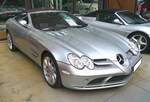 Mercedes Benz R199 SLR McLaren. Hier konnte ich einen, von den 2157 zwischen 2003 und 2009 produzierten SLR McLaren ablichten. Der kompressoraufgeladene V8-Motor mit einem Hubraum von 5439 cm³ leistet 626 PS. Der Supersportwagen beschleunigt in 3,8 Sekunden von 0 auf 100 km/h und erreicht eine Höchstgeschwindigkeit von 334 km/h. Classic Remise Düsseldorf am 26.08.2025.
