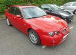 MG ZT. Der ZT war die Sportversion des Rover 75 und wurde von 2001 bis zur Insolvenz von MG im Frühsommer 2005 gebaut. Das Modell war auch als Kombi namens ZT-T lieferbar. Von einem Vierzylinderreihenmotor mit einem Hubraum von 1795 cm³ mit 120 PS bis zu einem V8-Motor mit einem Hubraum von 4601 cm³ und 260 PS waren etliche Motorisierungen lieferbar. Besucherparkplatz der Classic Remise Düsseldorf am 24.07.2025.
