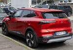 R�ckansicht: Mitsubishi Grandis Mk2 (Basis: Renault Symbioz) in der Farbe Sunrise Red, gesehen in M�rz, 2026.