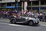 Morgan Plus 4, in der Innenstadt von Le Mans bei der Fahrerparade, Le Mans 13.06.2025