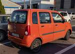 Rückansicht / Seitenansicht: Opel Agila (erste Generation) in orange.