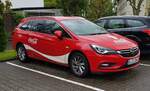 =Opel Astra von CocaCola steht im Mai 2021 bei einem Lebensmittelhändler in Künzell
