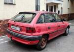 Rückansicht: roter Opel Astra F.