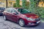 Opel Astra K in der Farbe Very Berry.