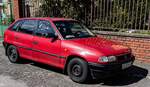 Hier ist ein roter Opel Astra F zu sehen.