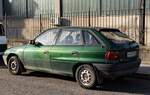 Schön grüner Opel Astra F, fotografiert von der Seite (01.2023)