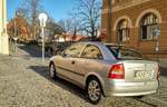 Rückansicht: Opel Astra G beim niedrigeren Sonnenstand in Februar 2020