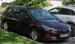 Hier ist ein Opel Astra K ST in der Farbe Rioja Red zu sehen.