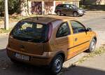 Rückansicht: Dreitürer Opel Corsa C. Lackierung: Aztekengold. Foto: 10.2023.