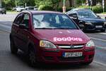 Hier ist ein dreit�rer Opel Corsa C als Lieferwagen von Foodora zu sehen.