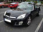 Opel GT Roadster im Farbton onyxschwarz. Der sportliche Zweisitzer wurde ab März 2007 ausgeliefert und wurde auch gleich von einer Fachjury zum Cabriolet des Jahres 2007 gewählt. Die Produktion erfolgte im GM-Werk Wilmington im US-Bundesstaat Delaware. Hier wurden auch die baugleichen Modelle Pontiac Solstice, Saturn Sky und Daewoo G2X montiert. Diese Modelle wurden allerdings nur in anderen Ländern verkauft. Angetrieben wird der GT-Roadster von einem Vierzylinderreihenmotor mit einem Hubraum von 1998 cm³. Mittels Turboaufladung werden 264 PS mobilisiert. Oldtimertreffen am Cafe del Sol in Gelsenkirchen am 12.10.2025.