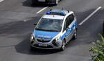 Funkstreifenfahrzeug der Berliner Polizei, ein Opel Zafira Tourer auf Einsatzfahrt am 13.07.23 Berliner Stadtautobahn Höhe Messedamm.