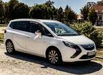 Hier ist ein Opel Zafira der dritten Generation, mit den interessanten Boomerang-Scheinwerfer zu sehen. Foto: 08.2025.