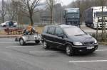 Opel Zafira mit Anh�nger und Oldtimer Ladung, eine alte DKW R 250,  hier auf dem Rastplatz bei Siegen am 19.2.2011.