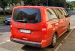 Rückansicht: Opel Zafira in Koralen Rot. Foto: 09.2021.