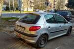Rückansicht: Peugeot 206.