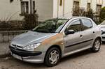 Diesen Peugeot 206 (mit einem auffällig verrosteten Karosserieteil) habe ich in März, 2022 fotografiert.