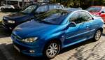 Peugeot 206 CC in der Farbe Bleu Recife, gesehen in Juli, 2022.