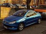 Hier ist ein blauer Peugeot 206 CC (Cabriolet) zu sehen.