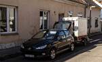 Diesen dreitürer Peugeot 206 mit geöffnetem Kofferraum und einen Anhänger habe ich in 09.2023 fotografiert.