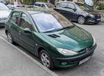 Hier ist Peugeot 206 in Cypress Green zu sehen.
