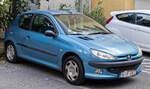 Hier ist ein Peugeot 206 in der Lackierung  Bleu Tivoli  also  Tivoliblau  zu sehen. Foto: 09.2025.