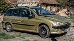 Hier ist ein Peugeot 206 SW in der Farbe Jaune Persepolis (Sahara Yellow) zu sehen.
