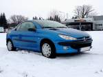 Peugeot 206 C-Cabriolet Coupe, hat einen Parkplatz auf einer schneebedeckten Wiese auserkoren; 130216