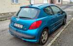 Rückansicht: blauer Peugeot 207. Foto: Dezember 2020.