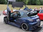 Peugeot 207 mit Flügeltüren und praktischem Griff zum Wegwerfen, bei den Grefrath Tuning Days, 11.8.2013