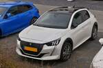 Peugeot 208, stand auf einem Parkplatz.
