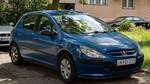 Hier ist ein Peugeot 307 in blau zu sehen.