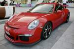 Ein roter Porsche 911 der am 1.12.21 vor dem Ain Dubai steht.
