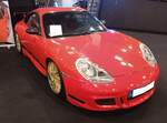 Porsche 911 GT3 der Baureihe 996 aus dem Jahr 2000. Durch einige optische Veränderungen kommt dieser GT3 im RS-Look einher. Der im Heck verbaute, jetzt Wasser gekühlte, Sechszylinderboxermotor hat einen Hubraum von genau 3600 cm³ und leistet serienmäßig 360 PS. Die Höchstgeschwindigkeit gab das Werk in Zuffenhausen mit 302 km/h an. Essen Motor Show am 28.11.2025.