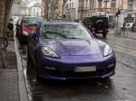 Nicht ganz zurückhaltender Porsche Panamera in Lila/violet, gesehen am 03.12.2012 in Frankfurt-Sachsenhausen