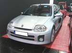 Renault Clio V6 der der ersten Serie (Phase 1) aus dem Jahr 2002. Der Mittelmotor-Clio V6 wurde, wie ehedem der Renault R5 Turbo, weitestgehend in Handarbeit hergestellt. Montiert wurde der überbreite  Clio  beim Kleinserien-Hersteller TWR im schwedischen Uddevalla. Die Motoren und viele Karosserieteile wurden jedoch aus Frankreich angeliefert. Der Verkauf des Modelles begann im März 2001. Produziert wurden vom gezeigten Phase 1-Modell genau 1640 Fahrzeuge. Davon waren 140 Autos für den deutschen Markt bestimmt. Ein solcher Phase 1-Turbo-Clio kostete damals mindestens € 38.347,00. Der als Mittelmotor verbaute V6´er hat einen Hubraum von 2946 cm³ und leistet 226 PS. Die Höchstgeschwindigkeit wurde mit 235 km/h angegeben. Essen Motor Show am 28.11.2025.