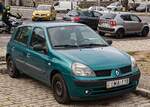 Hier ist ein Renault Clio Mk2 Facelift in der Farbe Vert Ocean (Ocean Green) zu sehen. Foto: M�rz, 2026.