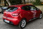 Rückansicht / Seitenansicht: Renault Clio IV in Flame Red (Rouge Flamme). Die Aufnahme stammt von Juni, 2022.